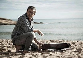 El actor Eduard Fernández, con el paisaje de Almería, al fondo.