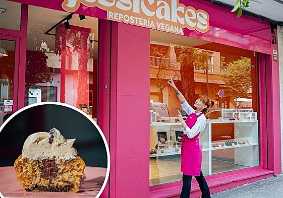 Jessica Milne en la fachada de su negocio.