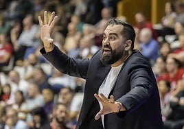 Ramón Díaz da indicaciones de forma efusiva.