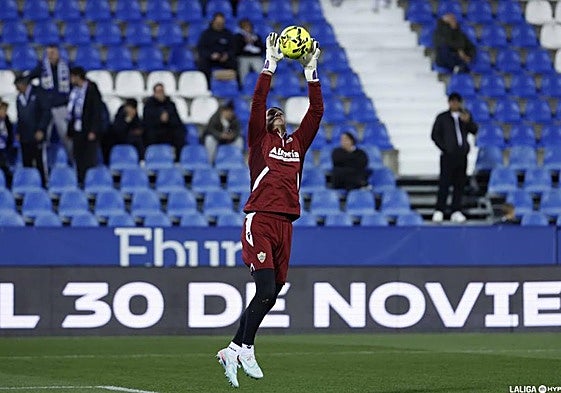Andrés Fernández calentando en Butarque