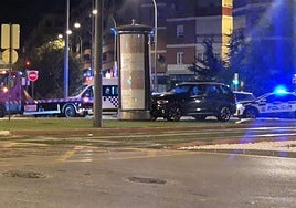 El coche, tras chocar contra el MUPI.