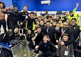 Jugadores en el vestuario de Leganés con Al-Khereiji