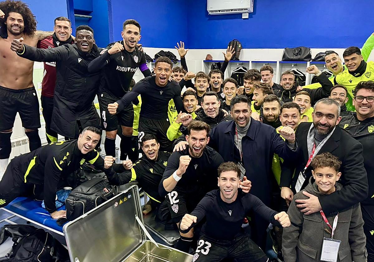 Jugadores en el vestuario de Leganés con Al-Khereiji