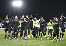 El Almería se recrea con su afición al términ del partido.