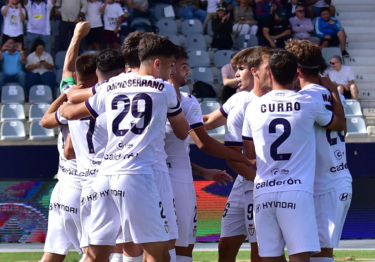 Los jugadores blancos celebran un gol.