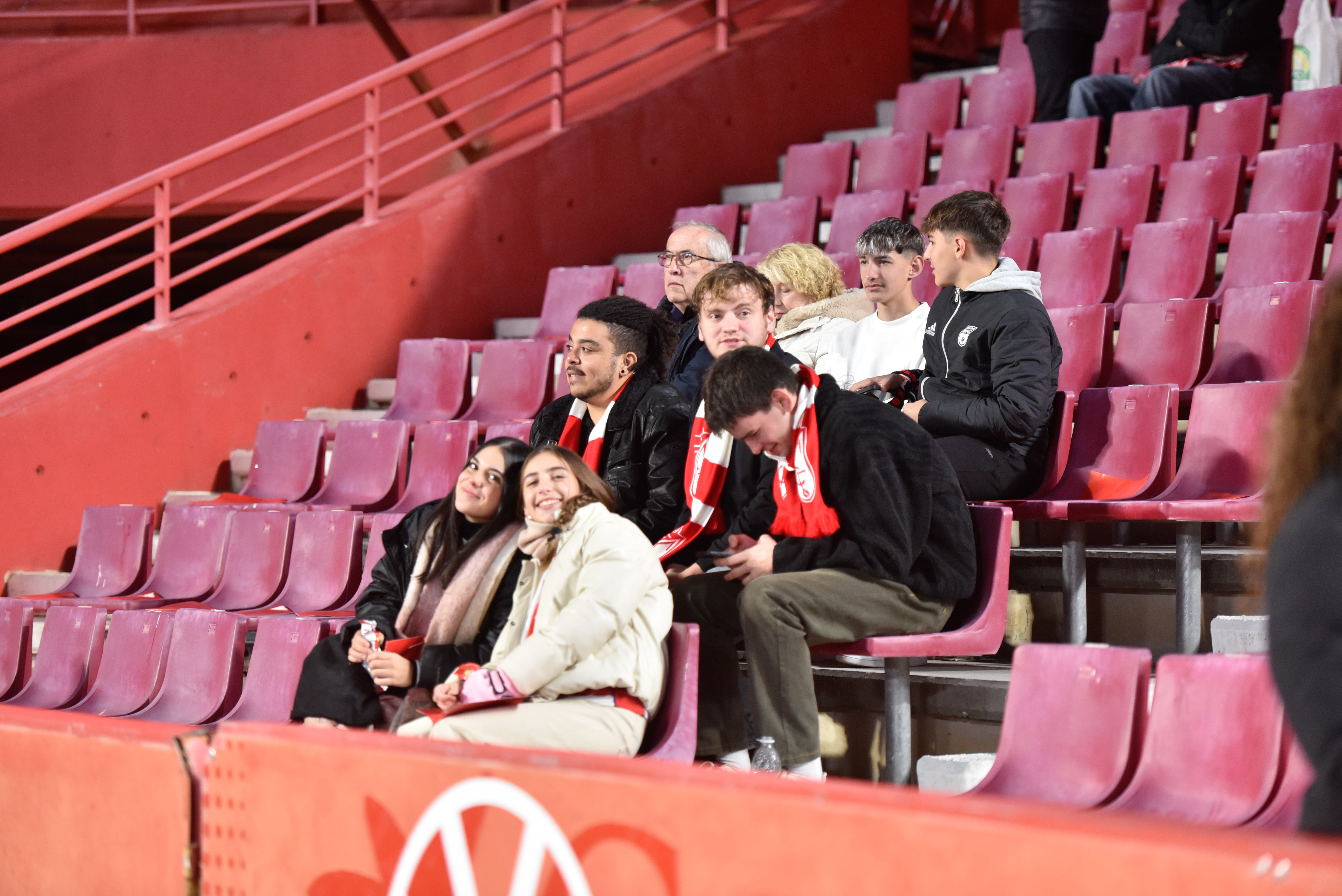 Búscate en la grada de Los Cármenes en el Granada-Córdoba