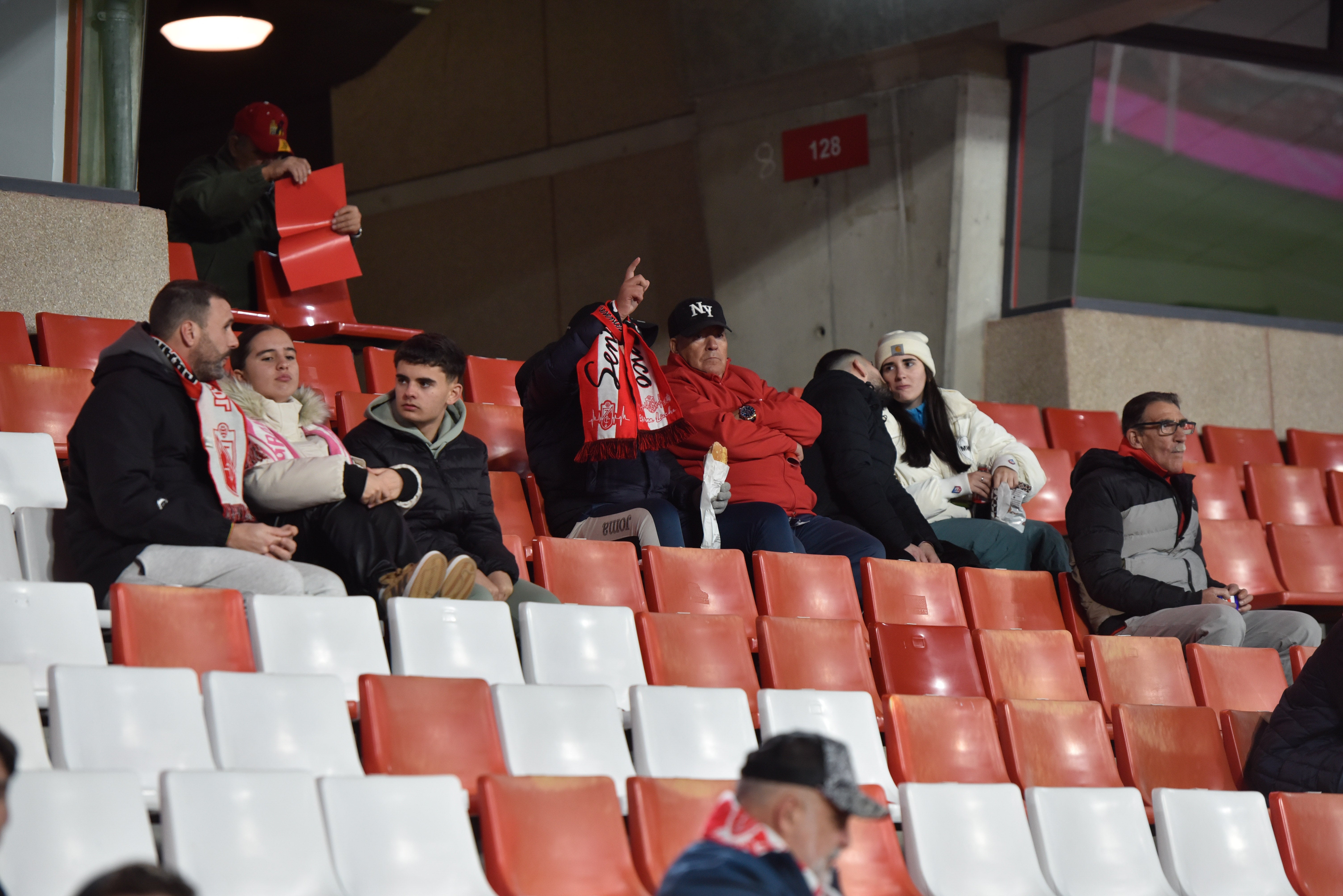 Búscate en la grada de Los Cármenes en el Granada-Córdoba