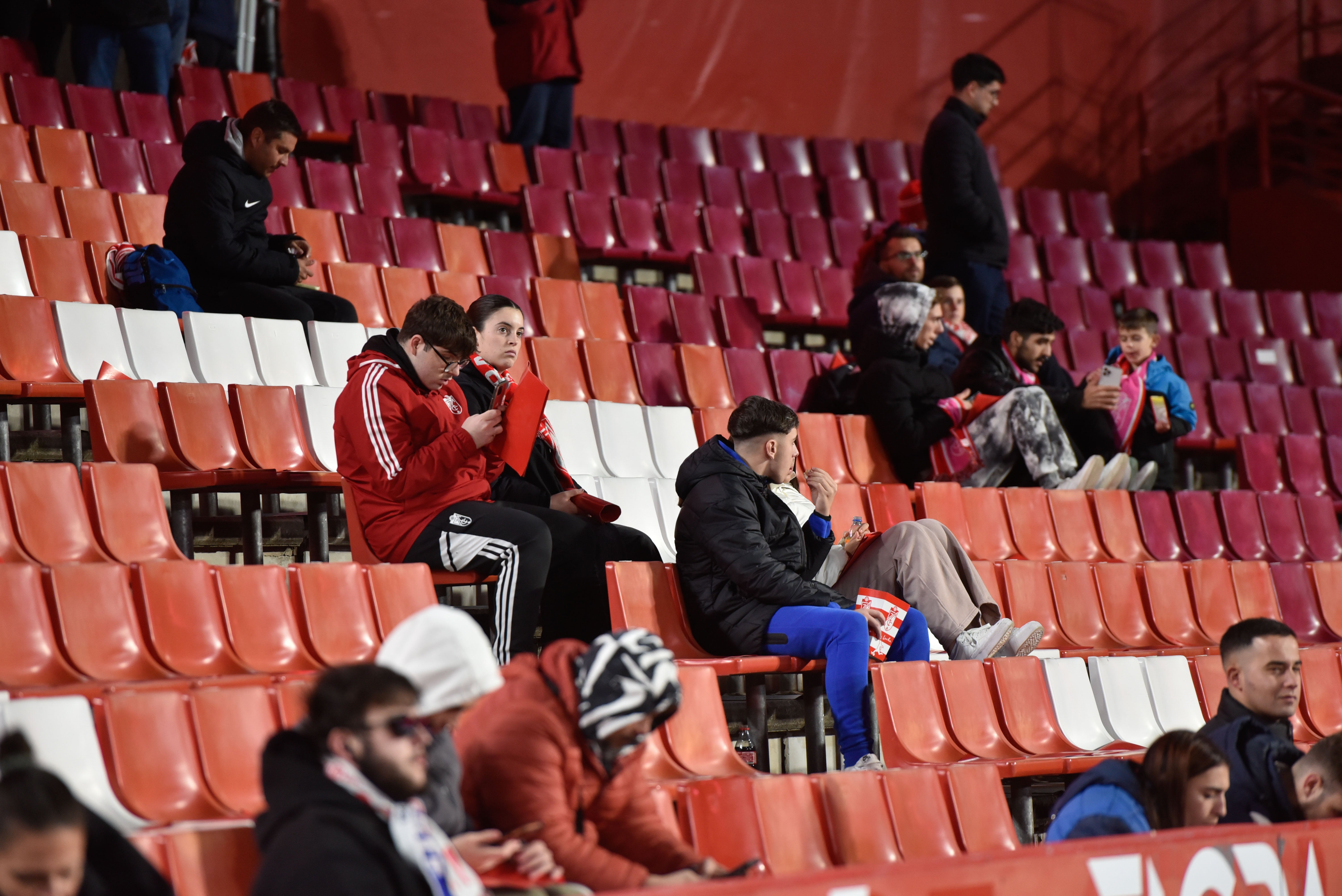 Búscate en la grada de Los Cármenes en el Granada-Córdoba