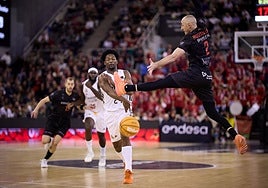 Un momento del choque entre el Covirán y el Real Madrid en el Palacio, aquí Jonathan Rousselle muestra agilidad de karateca ante Andrés Feliz.