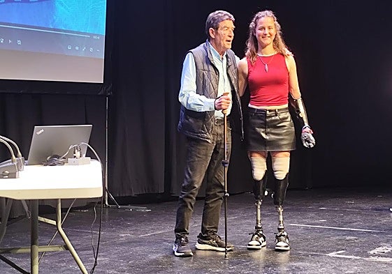 Emilio Calatayud, junto a la surfista Sarah Almagro.