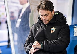 Rubi mirando el reloj en Butarque, esperando el final del partido.