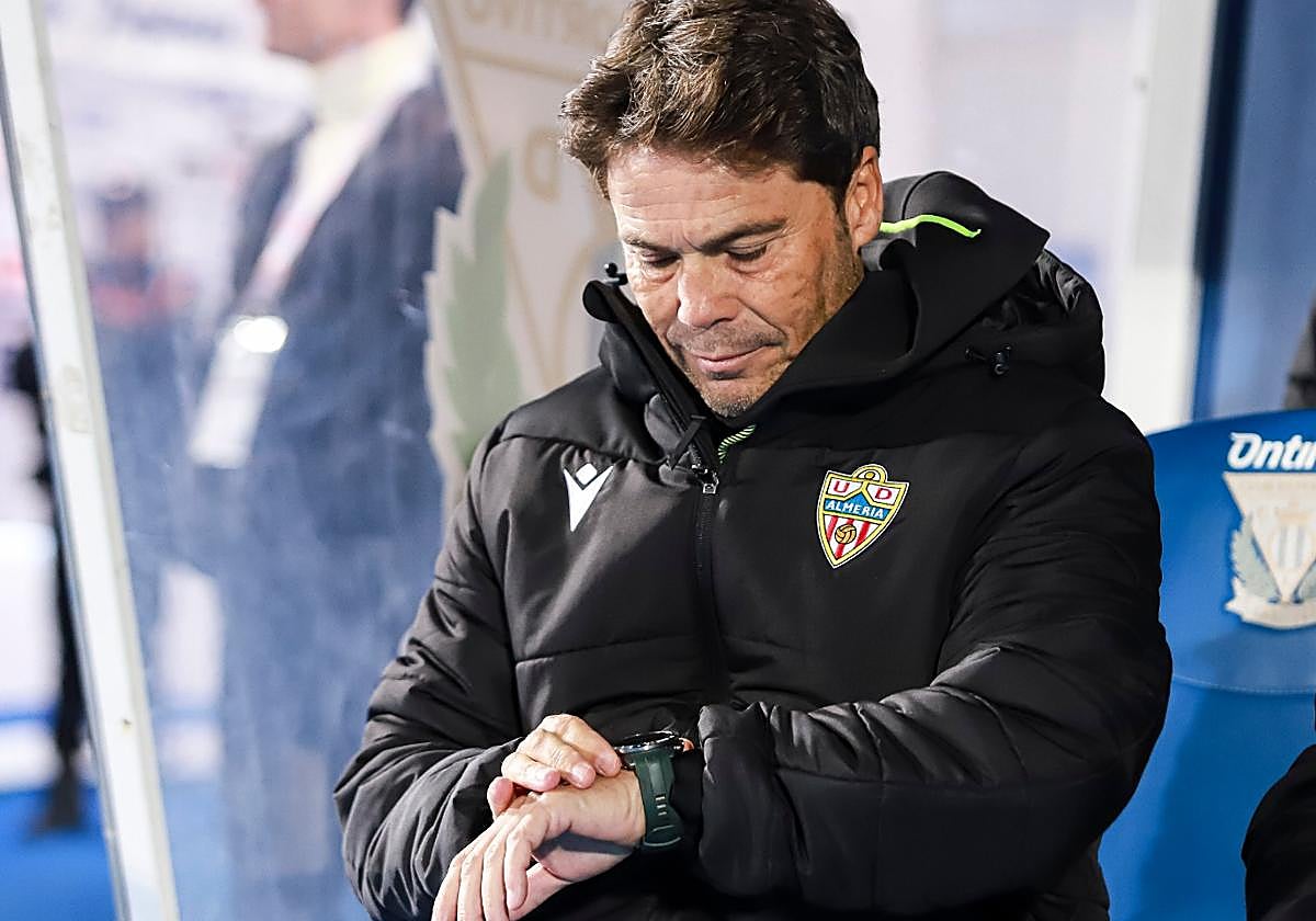 Rubi mirando el reloj en Butarque, esperando el final del partido.