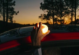 La multa de la que advierte la DGT por no usar bien luz de emergencia obligatoria