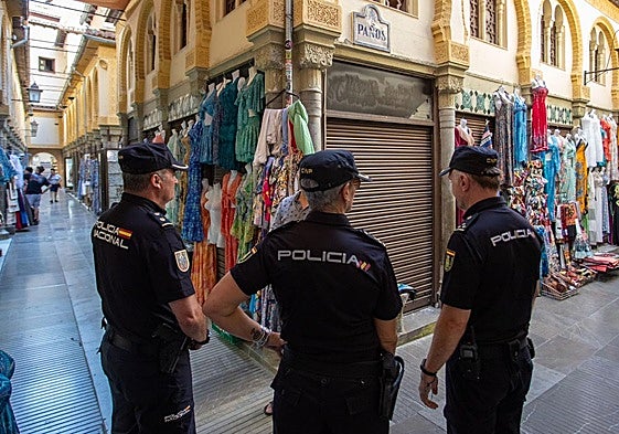 Policías nacionales en la zona de la Alcaicería de Granada.
