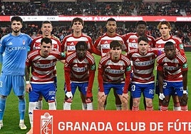 Los jugadores del Granada, en el derbi ante el Córdoba.
