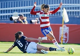 La rojiblanca Manoly Baquerizo sufre la entrada de Oguiza durante el partido.