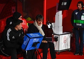 El entrenador Pacheta, con bufanda, antes del pitido inicial del derbi entre Granada y Córdoba.