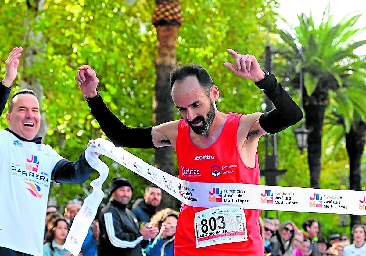 A la izquierda, José Luis Martín, presidente de la Fundación que lleva su nombre, celebrando el triunfo de Antonio J. Fernández.