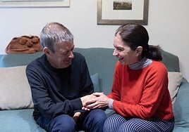 Aunque la asociación Agraela les acompaña en el proceso, Fernando necesita una persona de apoyo.