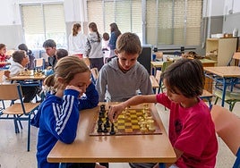 Niños de Primaria juegan al ajedrez durante el recreo en el CEIP Fuentenueva.