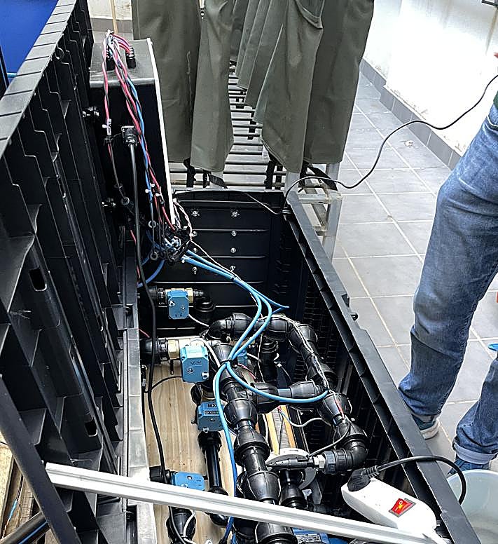 Imagen secundaria 2 - Flamencos en Fuente de Piedra, toma de muestras de agua y el dispositivo desarrollado en la Universidad. 