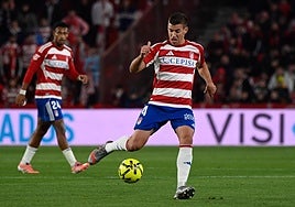 Rubén Alcaraz juega un balón contra el Córdoba.