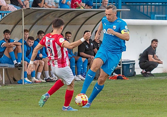 El goleador motrileño Antonio López (derecha) disputa un balón.