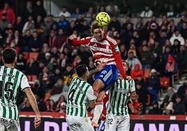 Jorge Pascual intenta un remate de cabeza durante el partido.