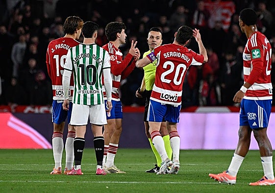 El rojiblancco Sergio Ruiz dialoga con el árbitro durante el derbi con el Córdoba.