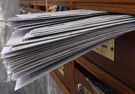 Un buzón lleno de cartas.