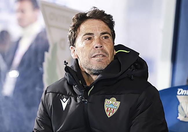 Rubi, el que dirige a un equipo que juega de memoria (arriba). La libertad con la que el equipo juega en ataque nace de la seguridad defensiva, con Nelson Monte como un acierto.