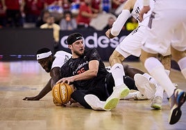 Zach Hankins se hace con el balón en dura pugna por la posesión con Garuba.