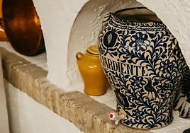 Detalle cerámica granadina en una cueva del Sacromonte