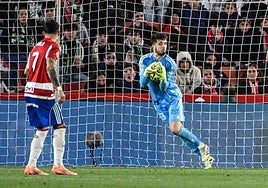 Ander Astralaga ataja un balón durante el encuentro del sábado.