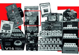 Los comercios granadinos exponen cajas vacías ante el robo de balizas