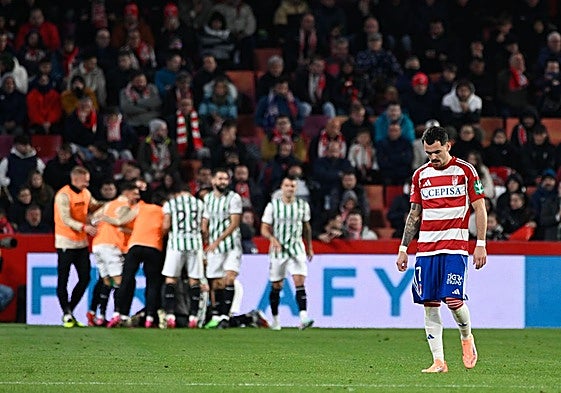 El rojiblanco Álex Sola camina cabizbajo por el césped de Los Cármenes tras encajar el Granada el tanto del cordobesista Fuentes.