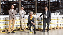 José Marína, Ángel, María Angustias y Joaquín, la familia Ruiz Contreras, en la nave de Kolmer, en Juncaril.