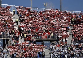 Los aficionados rojiblancos acudirán en masa al partido de La Rosaleda.
