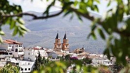 El pueblo de Granada de las 72 nacionalidades que combate la despoblación
