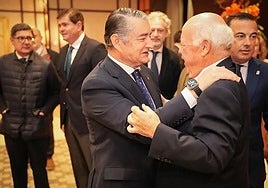 Antonio Sanz saluda al presidente del Parlamento y exconsejero de Salud, Jesús Aguirre.