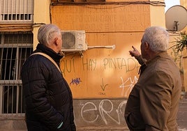 José Antonio Laraño y Antonio Ruiz, frente a la inscripción de la barriada Comandante Valdés.