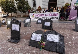 Este acto simbólico viene organizando esta asociación en los últimos años con motivo del Día Internacional de la Eliminación de la Violencia sobre las Mujeres.