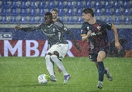 Martin Hongla, en su último partido con el Granada, en Huesca.