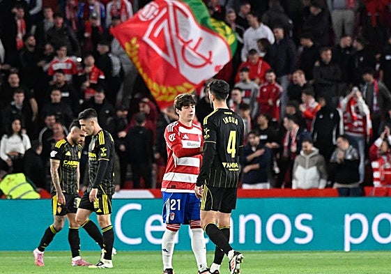 Pablo Sáenz se despide de Insua ante el Zaragoza.