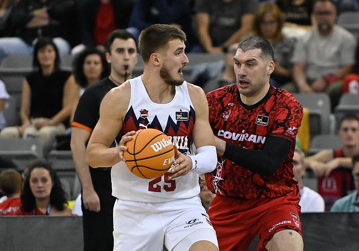 Beqa Burjanadze (a la derecha), que volverá a ser rival de España, se emplea en defensa.