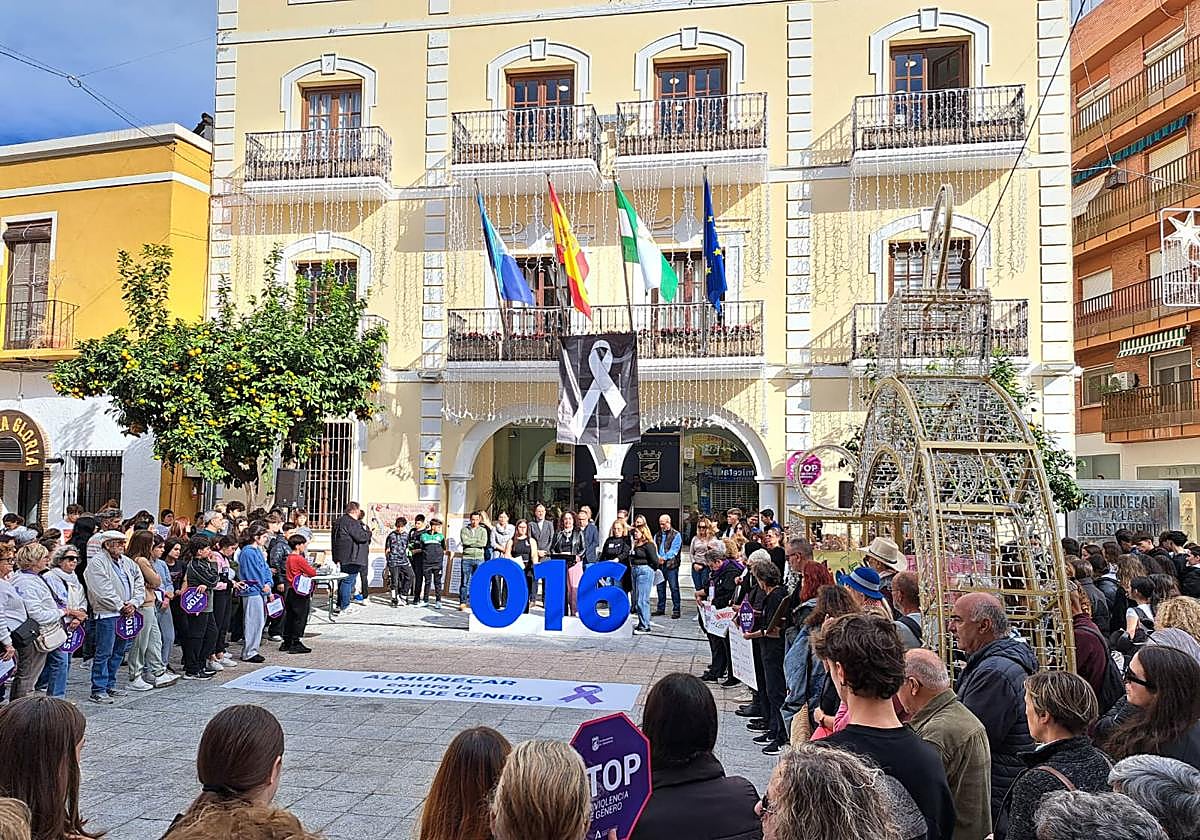 Almuñécar conmemora el 25N alzando su voz y diciendo STOP a la violencia de género