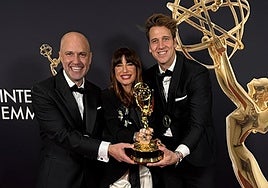 Luis Miguel Calvo, Joanna Pardos y Javier Martínez, con la estatuilla.