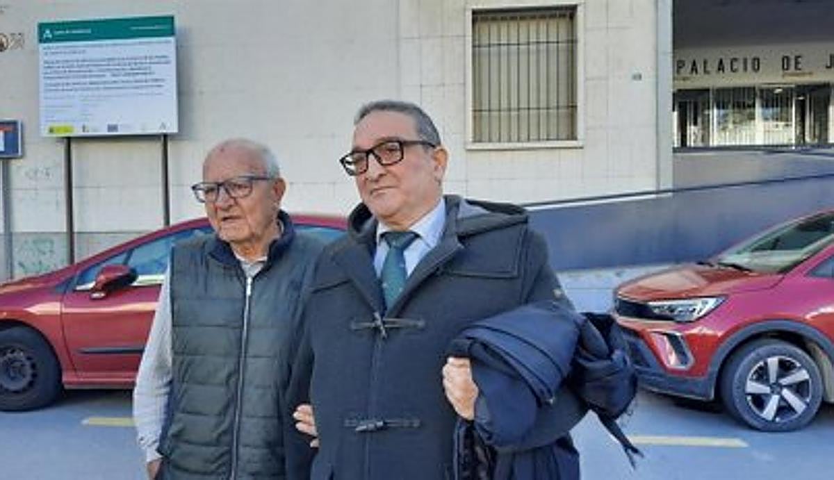 El padre de la reportera gráfica de Huelva atropellada en Jaén, Santiago Rodríguez, (izquierda) y su abogado, Enrique Arroyo