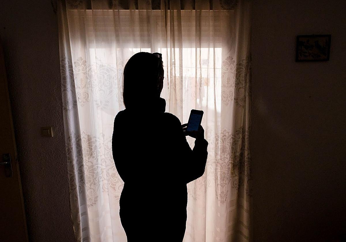 La víctima sujeta el dispositivo Cometa que la mantiene geolocalizada para protegerla de su agresor.