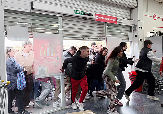 Black Friday en el Embargosalobestia de Granada: así puedes comprar muebles a un euro.